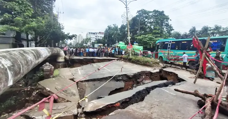 শীতল ঝর্ণা খালের ওপর ভেঙে যাওয়া ব্রিজের একাংশ